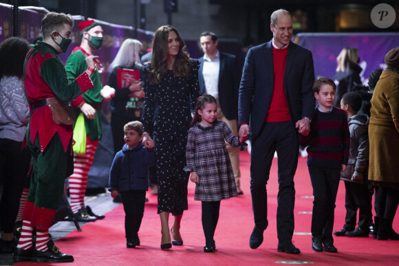 Le prince William, duc de Cambridge, et Catherine (Kate) Middleton, duchesse de Cambridge, avec leurs enfants le prince George, la princesse Charlotte et le prince Louis ont assisté à un spectacle donné en l'honneur des personnes qui ont été mobilisées pendant la pandémie au Palladium à Londres, Royaume Uni, le 11 décembre 2020.