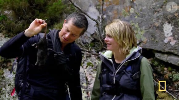 Cara Delevingne se confie sur son enfance alors qu'elle mange un rat mort pendant l'émission 'Running Wild with Bear Grylls' en Sardaigne. Le 19 novembre 2019.