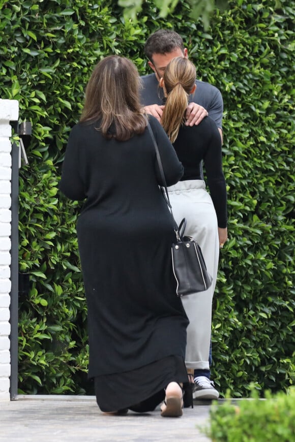 Ben Affleck embrasse passionnément sa compagne Jennifer Lopez devant son domicile dans le quartier de Brentwood à Los Angeles.