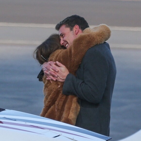 Exclusif - Ben Affleck et sa compagne Jennifer Lopez s'embrassent tendrement sur le tarmac de l'aéroport de Los Angeles, le 7 novembre 2021.