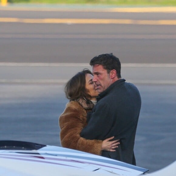 Exclusif - Ben Affleck et sa compagne Jennifer Lopez s'embrassent tendrement sur le tarmac de l'aéroport de Los Angeles, le 7 novembre 2021.