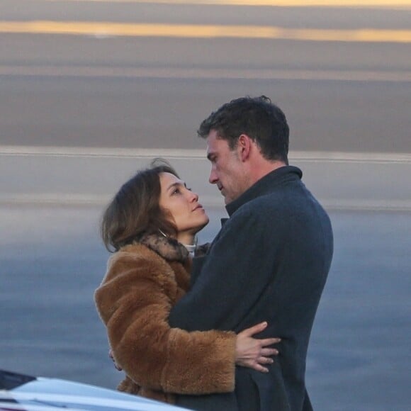 Exclusif - Ben Affleck et sa compagne Jennifer Lopez s'embrassent tendrement sur le tarmac de l'aéroport de Los Angeles, le 7 novembre 2021.