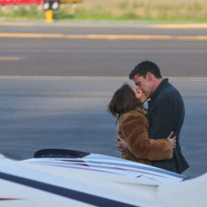 Exclusif - Ben Affleck et sa compagne Jennifer Lopez s'embrassent tendrement sur le tarmac de l'aéroport de Los Angeles, le 7 novembre 2021.