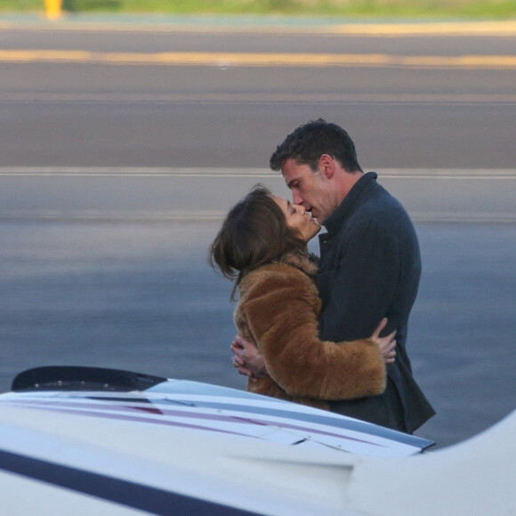 Exclusif - Ben Affleck et sa compagne Jennifer Lopez s'embrassent tendrement sur le tarmac de l'aéroport de Los Angeles, le 7 novembre 2021.