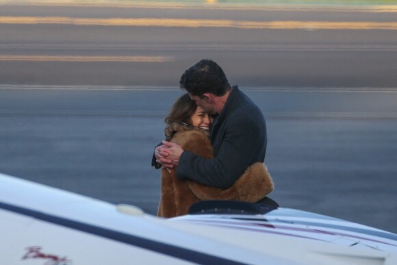 Exclusif - Ben Affleck et sa compagne Jennifer Lopez s'embrassent tendrement sur le tarmac de l'aéroport de Los Angeles, le 7 novembre 2021.