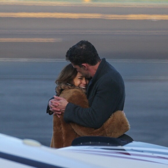 Exclusif - Ben Affleck et sa compagne Jennifer Lopez s'embrassent tendrement sur le tarmac de l'aéroport de Los Angeles, le 7 novembre 2021.