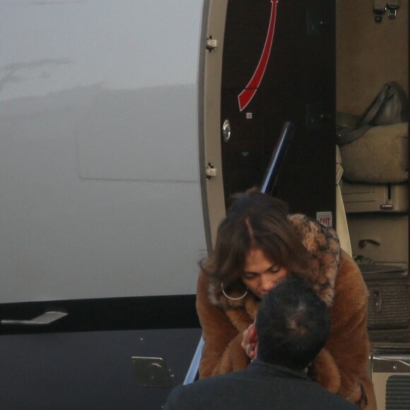 Exclusif - Ben Affleck et sa compagne Jennifer Lopez s'embrassent tendrement sur le tarmac de l'aéroport de Los Angeles, le 7 novembre 2021.