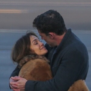 Exclusif - Ben Affleck et sa compagne Jennifer Lopez s'embrassent tendrement sur le tarmac de l'aéroport de Los Angeles