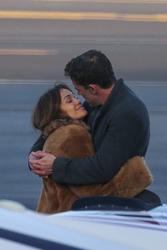 Exclusif - Ben Affleck et sa compagne Jennifer Lopez s'embrassent tendrement sur le tarmac de l'aéroport de Los Angeles