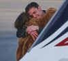 Exclusif - Ben Affleck et sa compagne Jennifer Lopez s'embrassent tendrement sur le tarmac de l'aéroport de Los Angeles, le 7 novembre 2021.