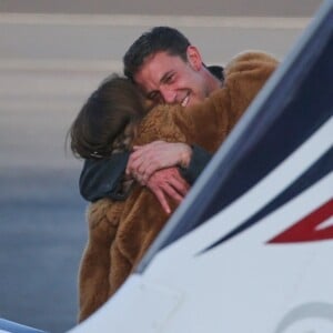 Exclusif - Ben Affleck et sa compagne Jennifer Lopez s'embrassent tendrement sur le tarmac de l'aéroport de Los Angeles, le 7 novembre 2021.