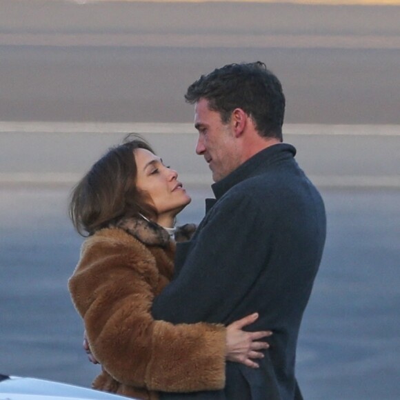 Exclusif - Ben Affleck et sa compagne Jennifer Lopez s'embrassent tendrement sur le tarmac de l'aéroport de Los Angeles, le 7 novembre 2021.