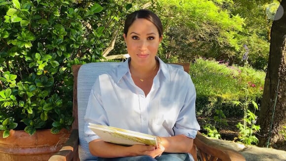 Meghan Markle présente son premier livre pour enfants "The Bench", illustré par C.Robinson et relatant la relation entre un père et son fils, vue par les yeux de sa mère. Los Angeles. Le 27 octobre 2021. 