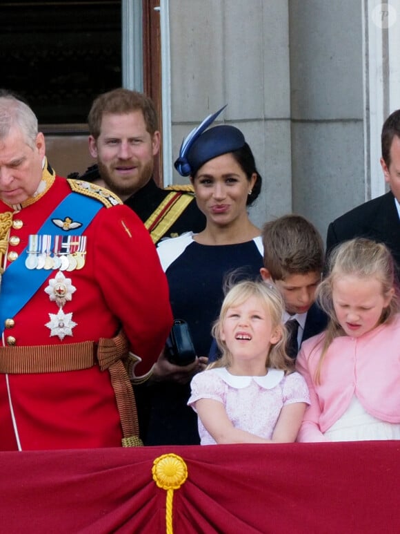 Le prince Harry, duc de Sussex, et Meghan Markle, duchesse de Sussex,James Mountbatten-Windsor, vicomte Severn, Savannah Phillips, Isla Phillips - La famille royale au balcon du palais de Buckingham lors de la parade Trooping the Colour 2019, célébrant le 93ème anniversaire de la reine Elisabeth II, Londres, le 8 juin 2019. 