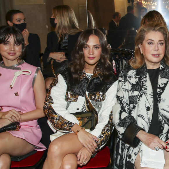 Ana de Armas, Alicia Vikander, Catherine Deneuve, Michael Burke - Front row du défilé Louis Vuitton lors de la Fashion Week printemps/été 2022 à Paris, le 5 octobre 2021. © Olivier Borde/Bestimage