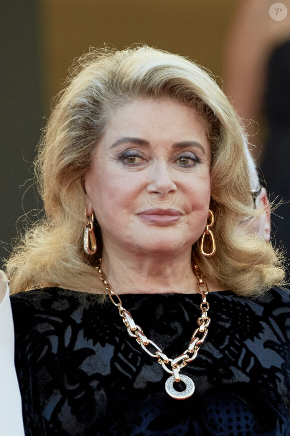 Catherine Deneuve - Montée des marches du film "De son vivant" lors du 74e Festival International du Film de Cannes. © Borde-Jacovides-Moreau / Bestimage