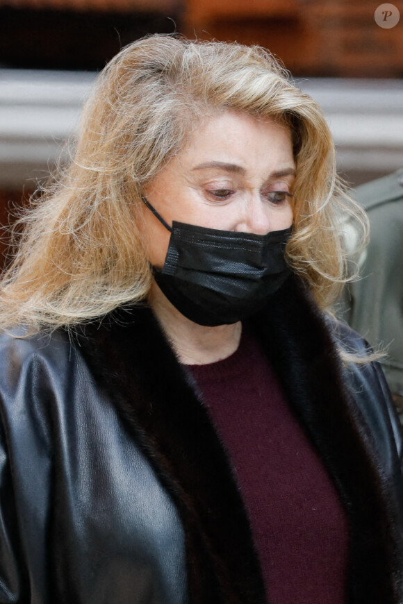 Catherine Deneuve - Sortie des obsèques de Jean-Yves Bouvier en l'église Notre-Dame d'Auteuil, chapelle Sainte Bernadette à Paris. Le 19 mai 2021.