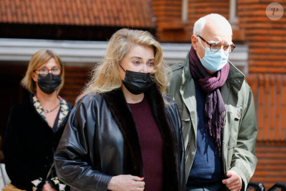 Catherine Deneuve - Sortie des obsèques de Jean-Yves Bouvier en l'église Notre-Dame d'Auteuil, chapelle Sainte Bernadette à Paris. Le 19 mai 2021.