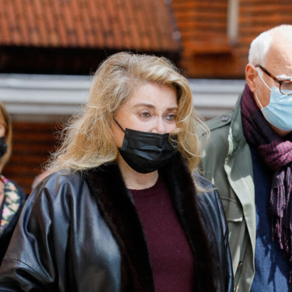 Catherine Deneuve - Sortie des obsèques de Jean-Yves Bouvier en l'église Notre-Dame d'Auteuil, chapelle Sainte Bernadette à Paris. Le 19 mai 2021.