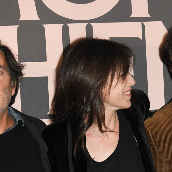 Ben Attal avec ses parents Yvan Attal et Charlotte Gainsbourg - Avant-première du film "Mon chien stupide" au cinéma UGC Normandie à Paris, le 22 octobre 2019. © Coadic Guirec/Bestimage