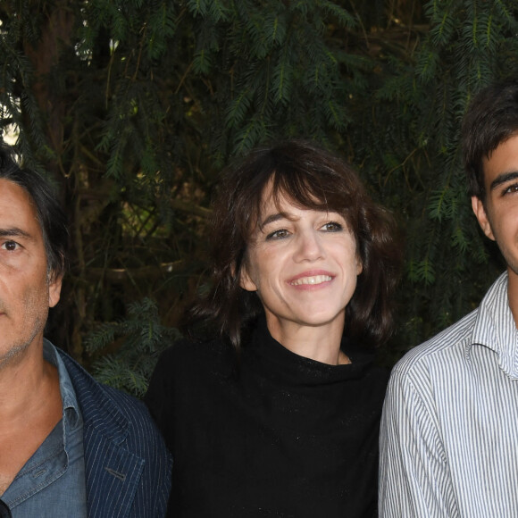 Yvan Attal, sa compagne Charlotte Gainsbourg et leur fils Ben Attal lors de la 12ème édition du festival du Film Francophone d'Angoulême, France, le 20 août 2019. © Coadic Guirec/Bestimage