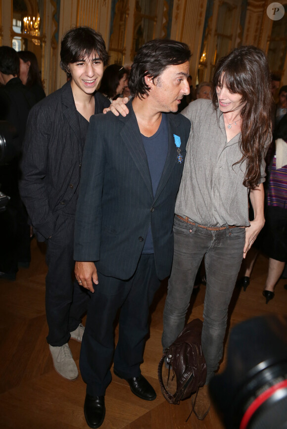 Yvan Attal avec son fils Ben, Charlotte Gainsbourg - Yvan Attal recoit les insignes de Chevalier de l'ordre national du Merite au ministere de la culture a Paris le 19 juin 2013.
