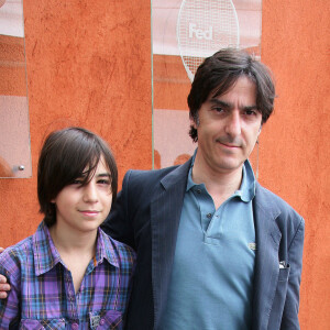 Yvan Attal et son fils Ben lors de la finale du tournoi de tennis de Roland Garros à Paris, le 6 juin 2010.