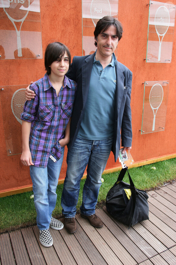 Yvan Attal et son fils Ben lors de la finale du tournoi de tennis de Roland Garros à Paris, le 6 juin 2010.