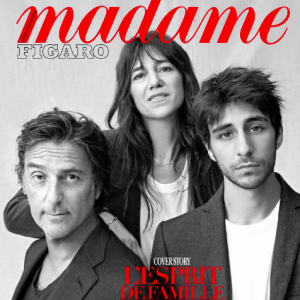 Charlotte Gainsbourg, Yvan Attal et leur fils Ben Attal dans le magazine "Madame Figaro" du 12 novembre 2021.