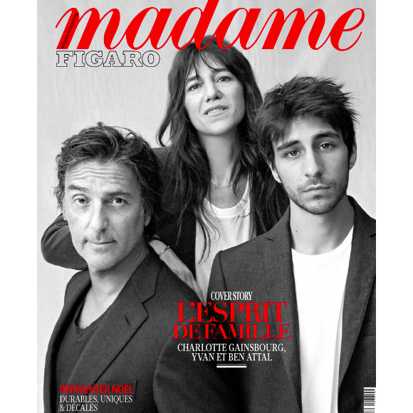 Charlotte Gainsbourg, Yvan Attal et leur fils Ben Attal dans le magazine "Madame Figaro" du 12 novembre 2021.