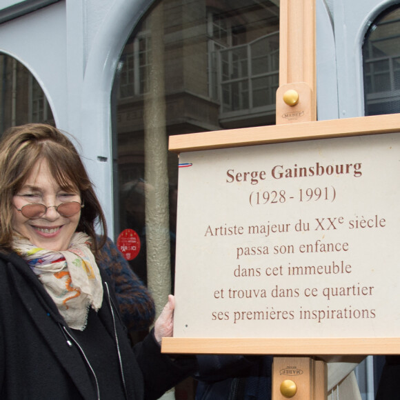 Jane Birkin et sa fille Charlotte Gainsbourg - Cérémonie d'inauguration de la plaque commémorative en l'honneur de Serge Gainsbourg, au 11 bis Rue Chaptal (où le chanteur passa une partie de son enfance), à Paris. Le 10 Mars 2016