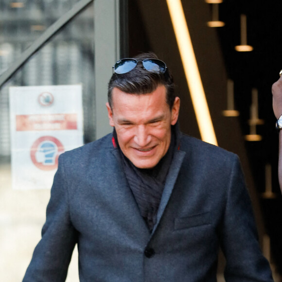 Benjamin Castaldi quitte le studio Gabriel à Paris, après l'enregistrement de l'émission "Vivement Dimanche" consacrée à Y.Montand et diffusée le 14 novembre 2021 sur France 2. Le 28 octobre 2021. © Christophe Clovis / Bestimage