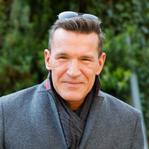 Benjamin Castaldi quitte le studio Gabriel à Paris, après l'enregistrement de l'émission "Vivement Dimanche" consacrée à Y.Montand et diffusée le 14 novembre 2021 sur France 2. Le 28 octobre 2021. © Christophe Clovis / Bestimage