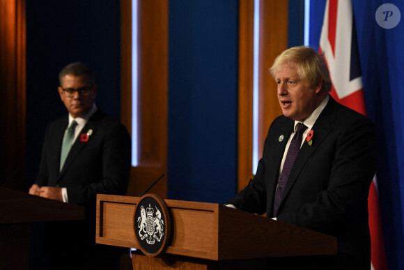 Alok Sharma, président de la COP26, et Boris Johnson, Premier ministre britannique, en conférence de presse le 14 novembre 2021 à Downing Street à Londres