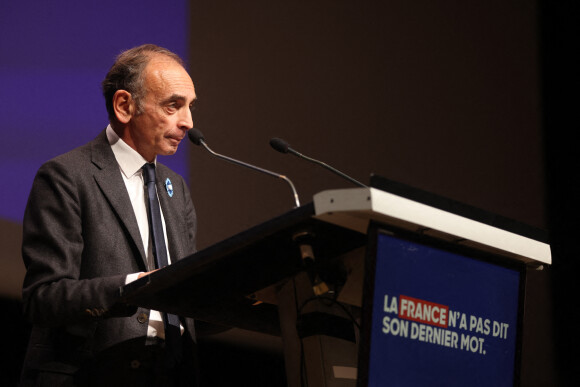 Eric Zemmour fait la promotion de son dernier livre "La France n'a pas dit son dernier mot" lors d'un meeting-dédicace au Palais des Congrès à Bordeaux, France, le 12 novembre 2021. © Jean-Marc Lhomer/Bestimage