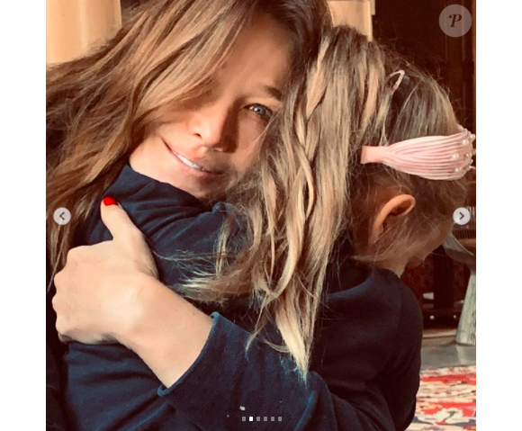 Giulia Sarkozy dans les bras de sa mère Carla Bruni - Photo publiée sur le compte Instagram de Carla Bruni-Sarkozy
