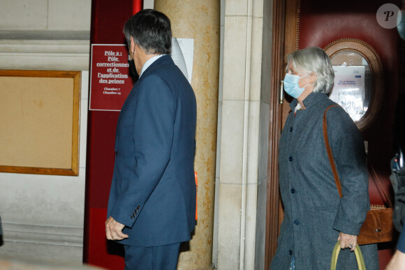 L'ancien Premier ministre français François Fillon et sa femme Penelope lors de son procès en appel dans l'affaire d'emploi fictif présumé, à Paris, France, le 15 novembre 2021.