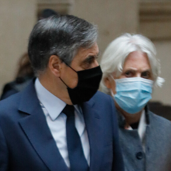 L'ancien Premier ministre français François Fillon et sa femme Penelope lors de son procès en appel dans l'affaire d'emploi fictif présumé, à Paris