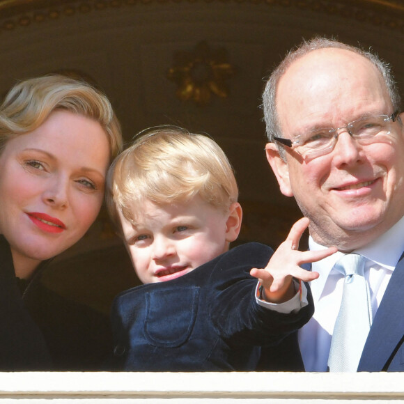 Le prince Albert II de Monaco, sa femme la princesse Charlene et leur fils, le prince Jacques de Monaco assistent depuis le balcon du Palais à la procession - Célébration de la Sainte Dévote, Sainte patronne de Monaco, à Monaco le 26 janvier 2019.© Bruno Bebert/Bestimage 