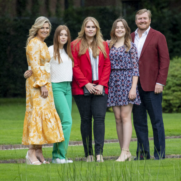 Le roi Willem-Alexander et la reine Maxima des Pays-Bas posent avec leur filles Amalia, Alexia et Ariane au palais royal néerlandais Huis Ten Bosch à La Haye aux Pays-Bas le 16 juillet 2021.