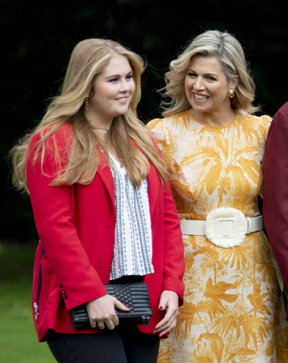 Le roi Willem-Alexander et la reine Maxima des Pays-Bas posent avec leur filles Amalia, Alexia et Ariane au palais royal néerlandais Huis Ten Bosch à La Haye aux Pays-Bas le 16 juillet 2021.