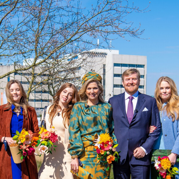 Le roi Willem-Alexander et la reine Maxima des Pays-Bas avec leurs filles la princesse Alexia des Pays-Bas, la princesse Ariane des Pays-Bas et la princesse Catharina-Amalia des Pays-Bas - La famille royale des Pays-bas réunie à Eindhoven à l'occasion de la fête du Roi (Koningsdag), anniversaire du roi (54 ans), le 27 avril 2021.