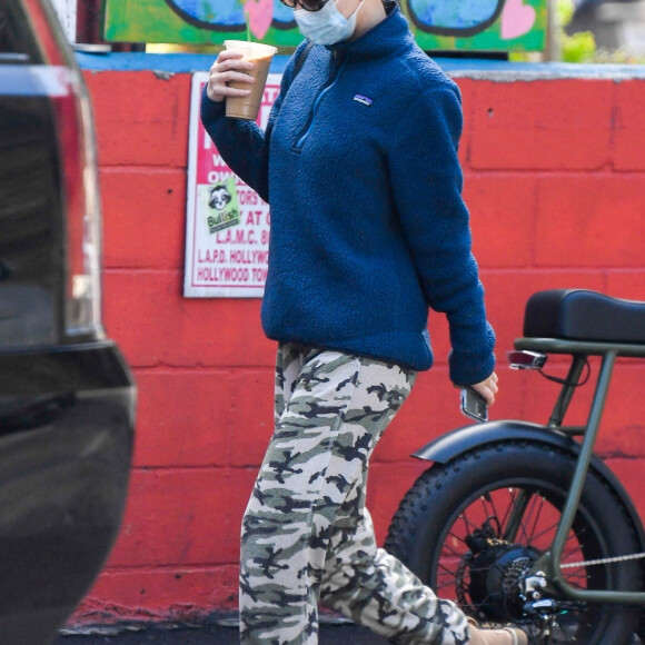 Exclusif - Lily-Rose Depp va faire des courses chez "Country Mart" à Los Angeles, le 8 novembre 2021.