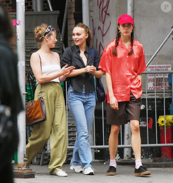 Exclusif - Lily-Rose Depp et Margaret Qualley se promènent dans le quartier de Soho après un déjeuner tardif au restaurant "Carbone" à New York le 5 septembre 2021.