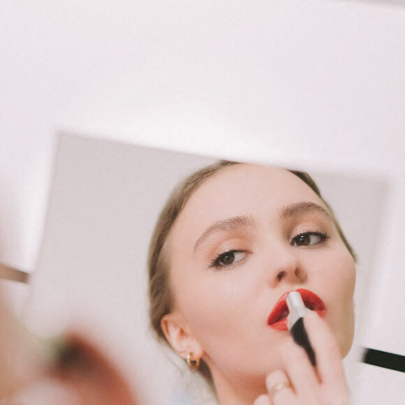 Lily-Rose Depp participe à l'élaboration des rouges à lèvres dans le laboratoire de Chanel Beauty. Paris. Le 26 mars 2021.