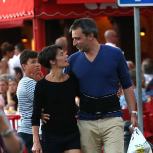 Alessandra Sublet et son mari Clément Miserez, très amoureux, en balade sur le port de Saint-Tropez, le 10 juillet 2015.