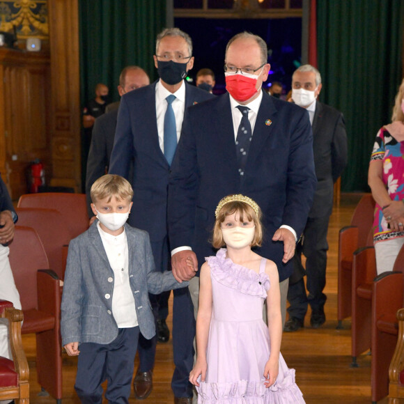 Le prince Albert II de Monaco et ses enfants, le prince héréditaire Jacques et la princesse Gabriella, accompagnés par M. Calcagno, le directeur du Musée, Alexandra Valetta-Ardisson, la député des Alpes-Maritimes, et M. Laurent Stefanini, l'ambassadeur de France à Monaco, ont participé au lancement du programme "Océano pour Tous" au Musée Océanographique de Monaco, le 1er juin 2021. © Bruno Bebert/Bestimage