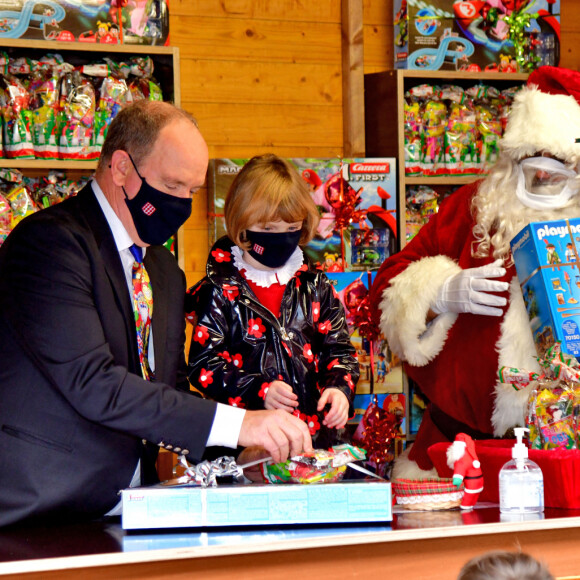 Le prince Albert II de Monaco et sa fille la princesse Gabriella durant le traditionnel Arbre de Noël du Palais Princier à Monaco en mode COVID, le 16 décembre 2020. © Bruno Bebert / Pool Monaco / Bestimage