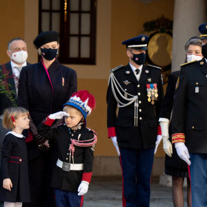 La princesse Charlène de Monaco, la princesse Gabriella de Monaco, comtesse de Carladès, le prince Jacques de Monaco, marquis des Baux, le prince Albert II de Monaco, la princesse Caroline de Hanovre - La famille princière assiste à une cérémonie de remise de médaille dans la cours du Palais de Monaco lors de la Fête Nationale 2020 de la principauté de Monaco le 19 novembre 2020. © David Nivière / Pool / Bestimage