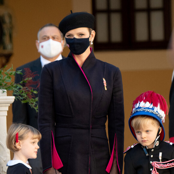 La princesse Charlène de Monaco, la princesse Gabriella de Monaco, comtesse de Carladès, le prince Jacques de Monaco, marquis des Baux - La famille princière assiste à une cérémonie de remise de médaille dans la cours du Palais de Monaco lors de la Fête Nationale 2020 de la principauté de Monaco le 19 novembre 2020. © David Nivière / Pool / Bestimage